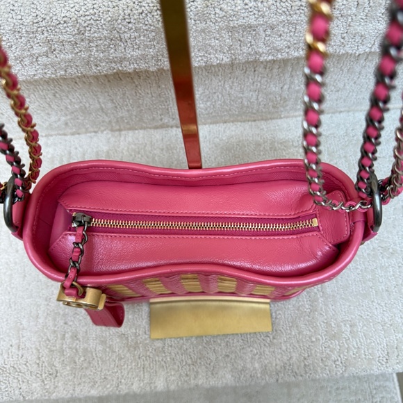 Chanel Gabrielle Hobo Small in Beige Rattan & Pink leather - Picture 8 of 14